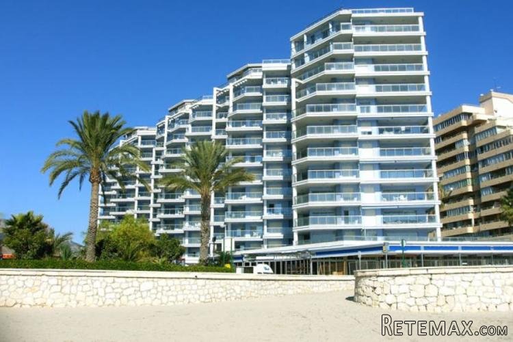 Apartamento-ático compuesto por 3 dormitorios, 3 baños y 1..
