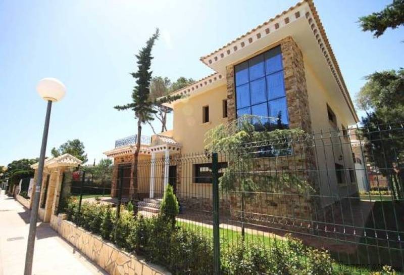 4 Bedroom 3 Bathroom Villa In Dehesa De..