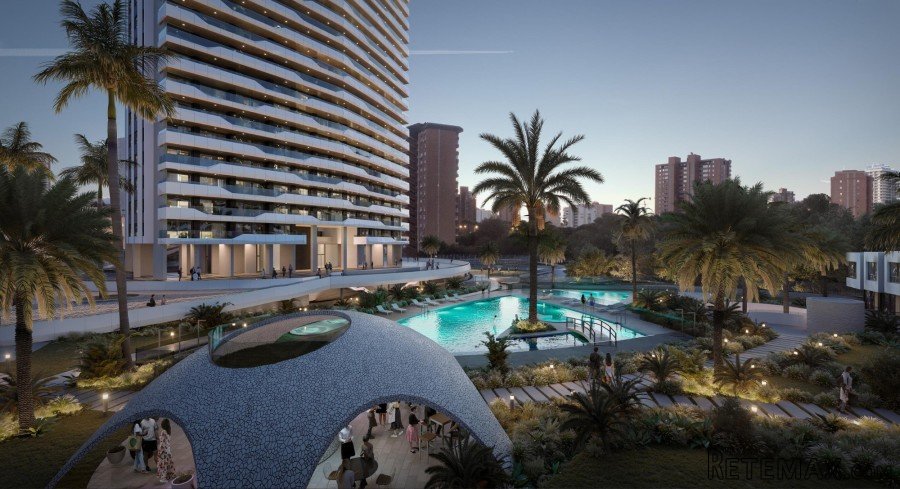 Una imponente torre de vidrio de apartamentos con..