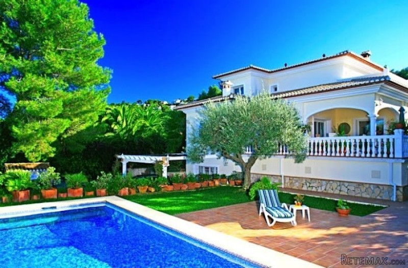 V1500 - A Very Spacious, Quality Villa..