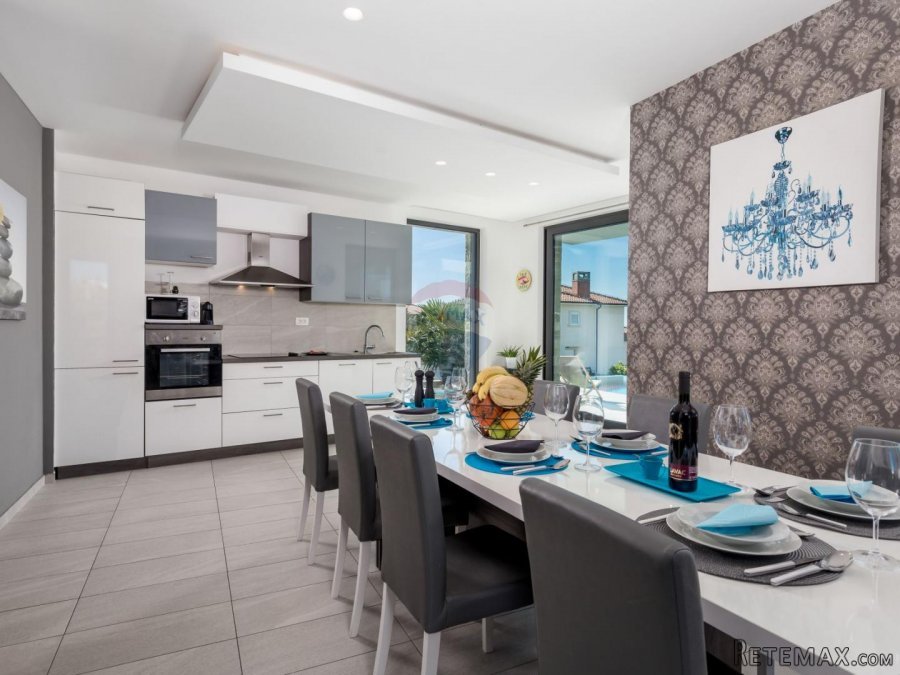 Kostrena - samostojeća kuća sa bazenom površine 330 m2