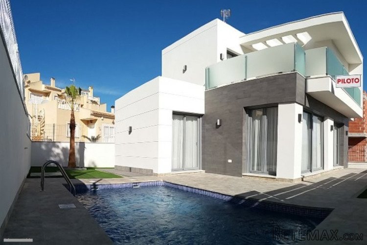 Luxury Detached house facing south with Private Pool 6m x3m..