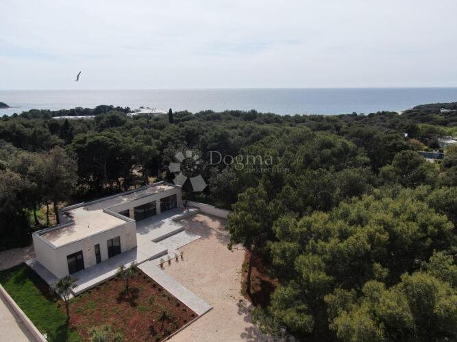 ISTRA ,ROVINJ -MODERNA VILA SA PROSTRANOM OKUĆNICOM ! - 2