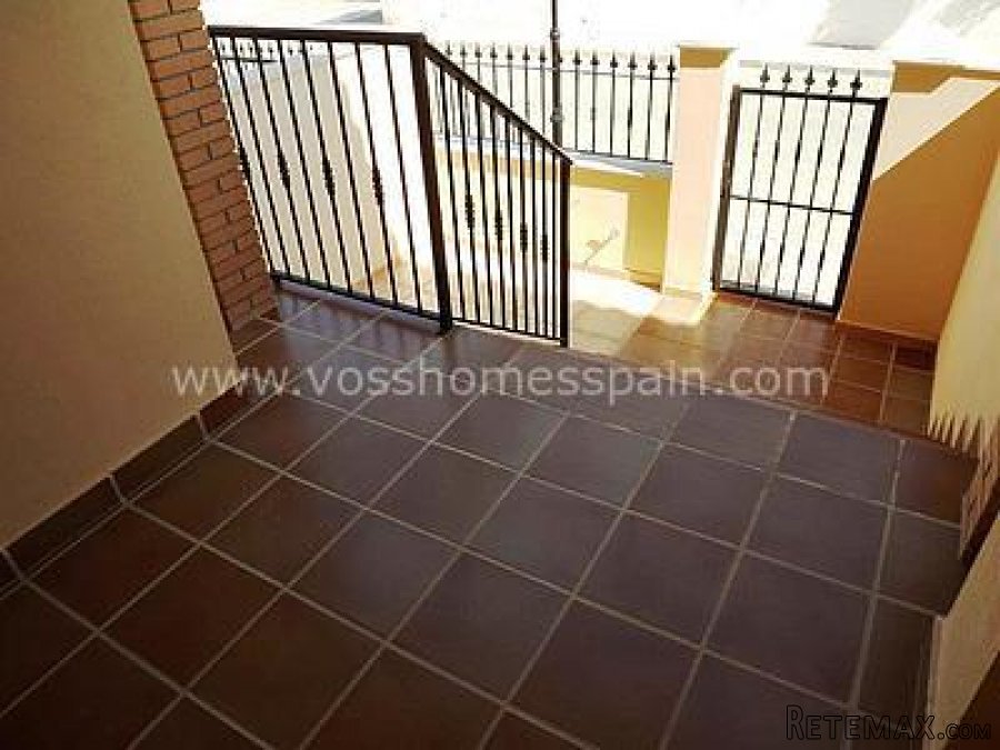 Very spacious and luxurious end of row, duplex property.. - 2