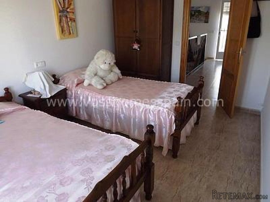 Very spacious and luxurious end of row, duplex property.. - 4