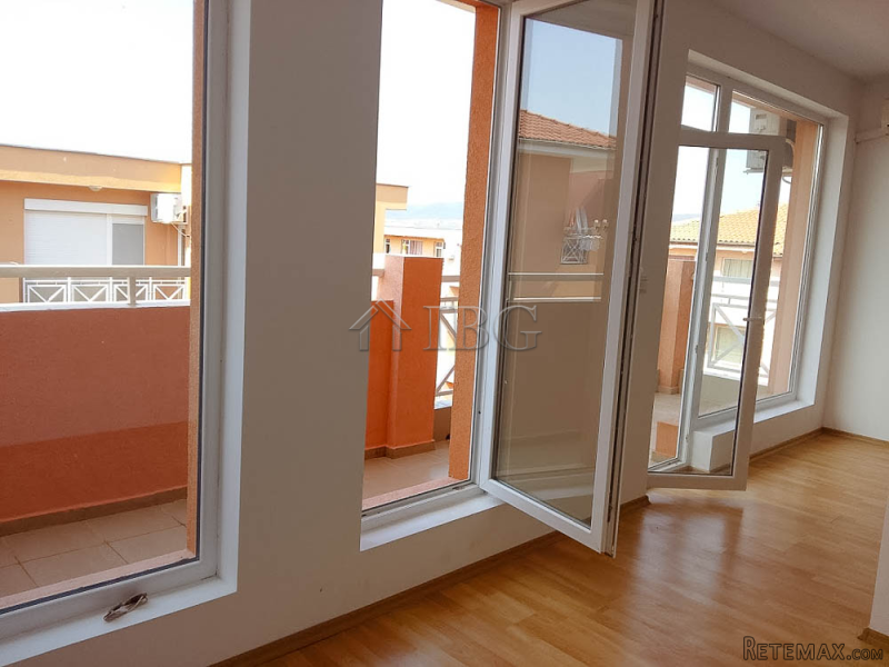 Top floor 1-bedroom apartment in Sunny..