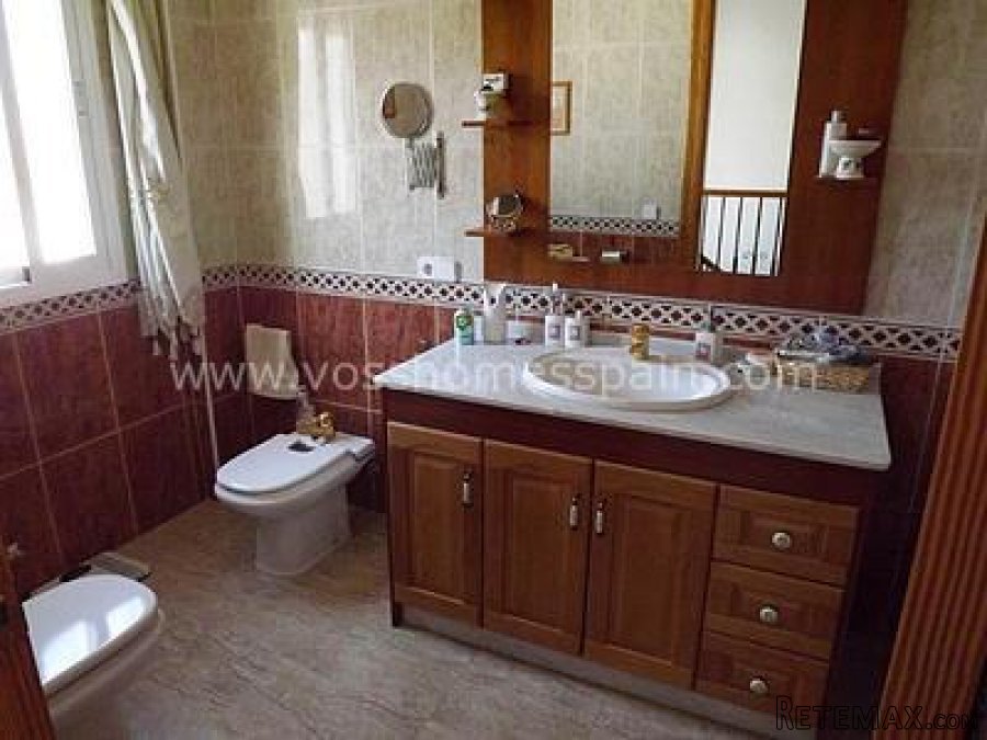 Very spacious and luxurious end of row, duplex property.. - 5