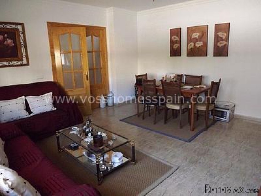 Very spacious and luxurious end of row, duplex property.. - 6