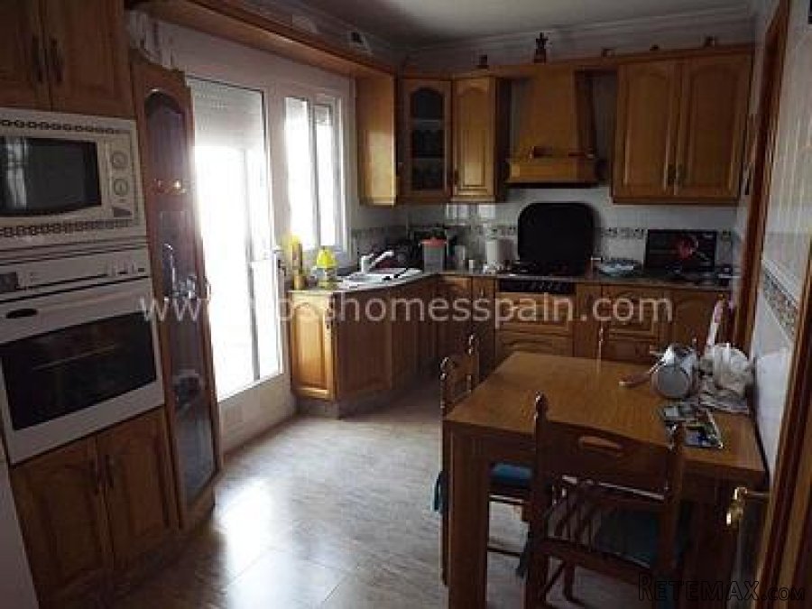 Very spacious and luxurious end of row, duplex property.. - 7