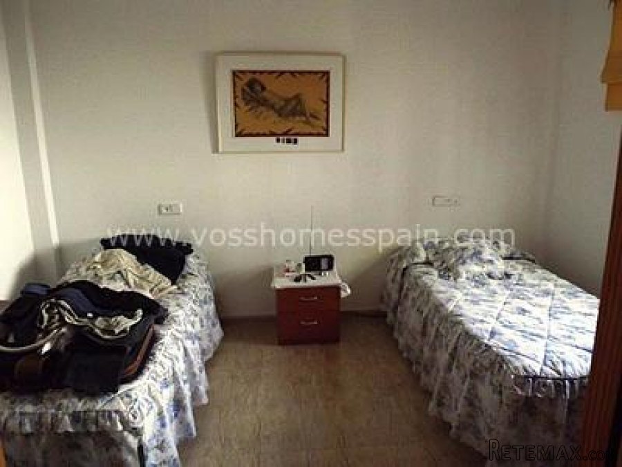 Very spacious and luxurious end of row, duplex property.. - 8