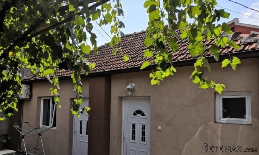 Prodajem kucu u Momisicima-Podgorica - 2