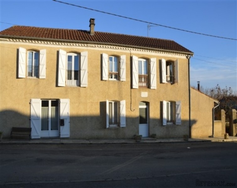 Sunny townhouse in Mirande with garden..