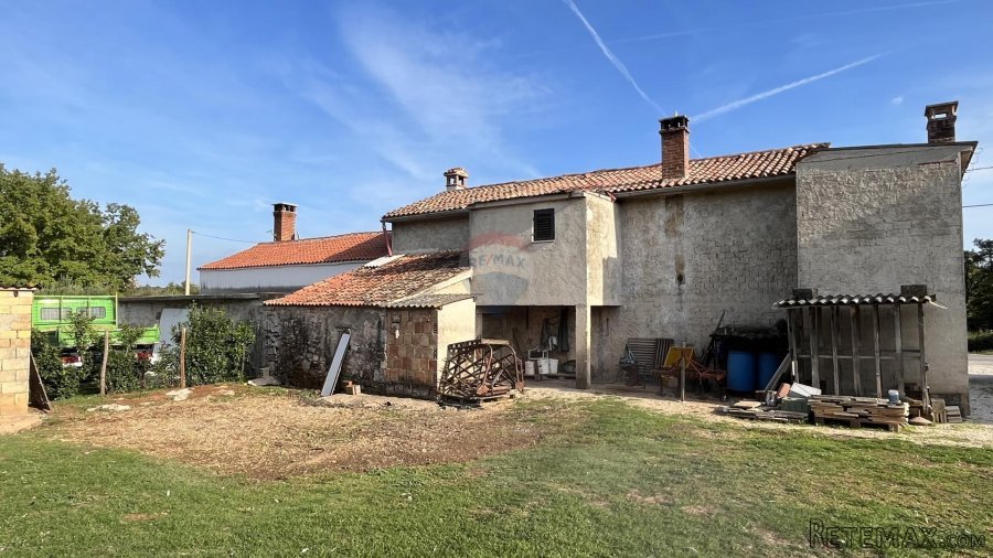 Višnjan - okolica, dvojna kuća sa puno potencijala - 5