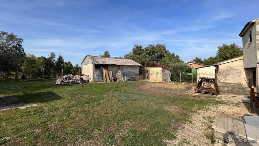 Višnjan - okolica, dvojna kuća sa puno potencijala - 6