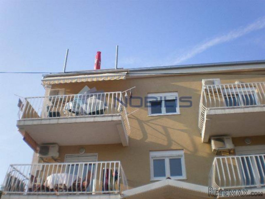 Brač, Milna, apart. 156m2,2kt, pogled na more, dvorište