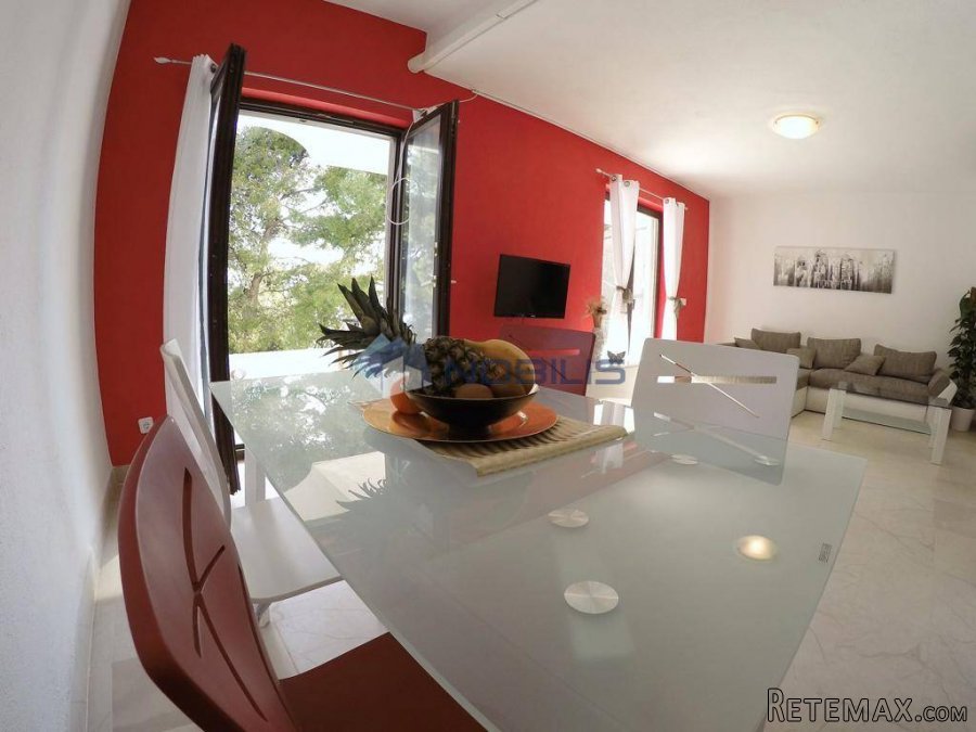 Omiš, Stanići, privatna plaža, konoba, 1800m2, 8 apartmana