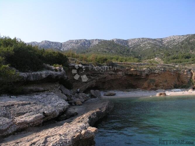 Građevinsko zemljište T2 zona 1450m2 Jelsa - 2