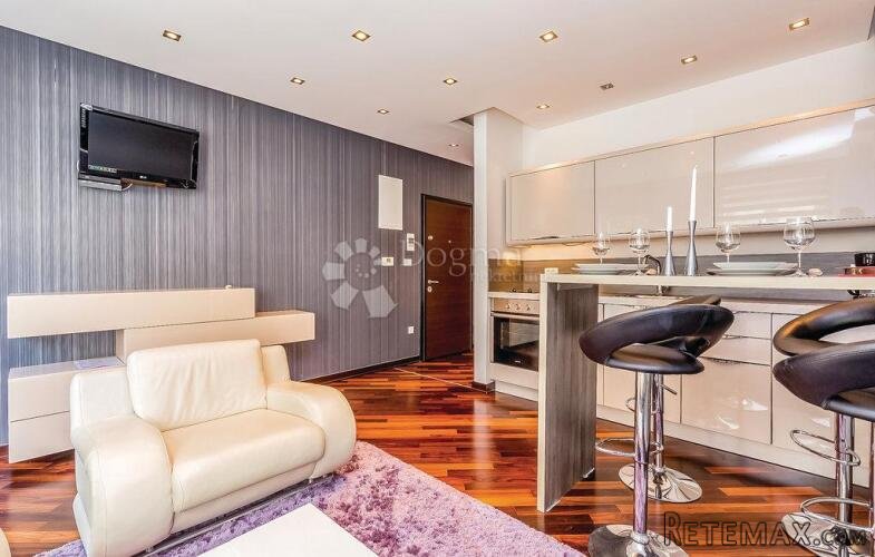 Apartman sa unutarnjim bazenom 10m od mora - 3