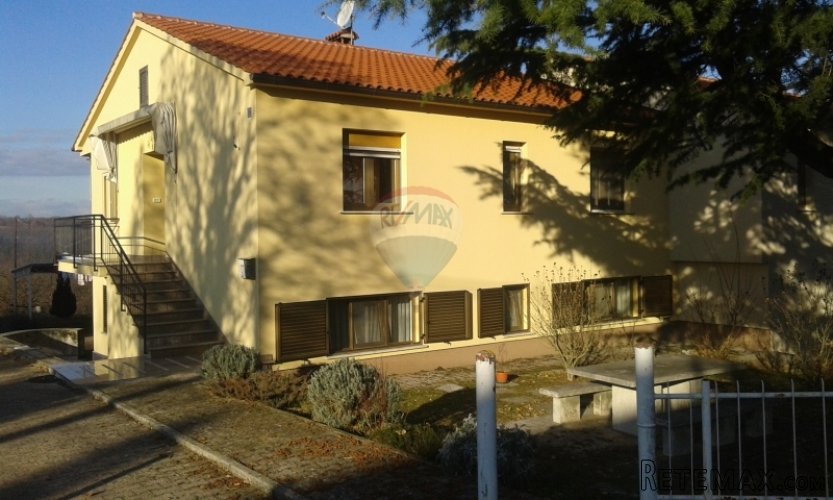 Pazin, kuća sa prostranom okućnicom - 2