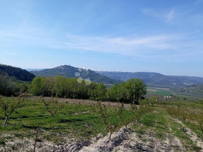 Kompleks zemljišta s otvorenim pogledom na Motovun
