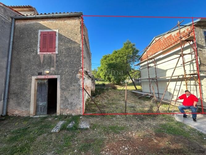 PRILIKA! Kuća u nizu za renovaciju s velikom okućnicom