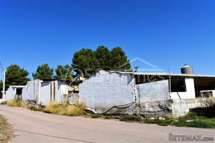 Urban plot of land of 1.500m2 with 3 old large warehouses.. - 2