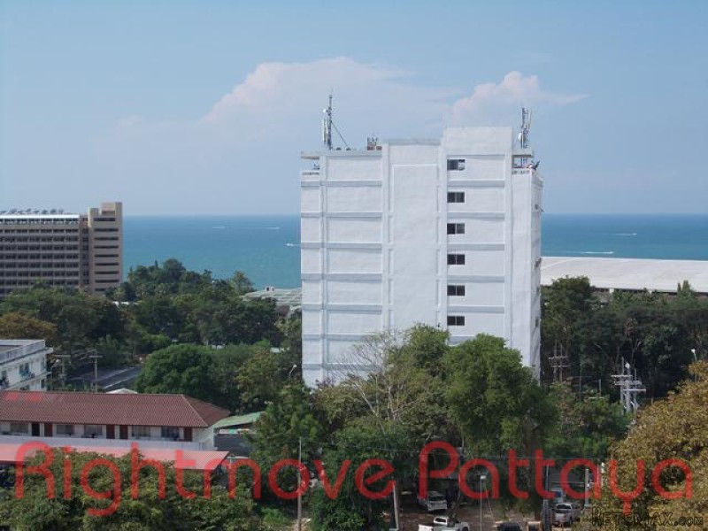 3 Bedroom Condo for sale in Pratumnak -..