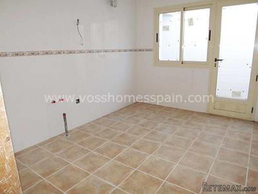 A 2 bed, 2 bath villa needing finishing off on a plot of.. - 3