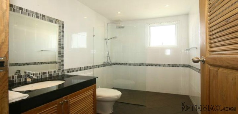 Classy 3-Bedroom Condo in Cherngtalay -..
