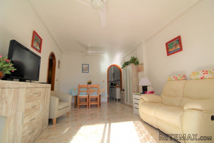 2 Bedroomed Apartment with 2 Community Pools walk to..