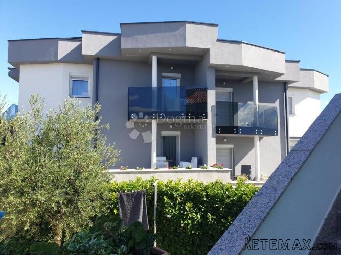 MODERNA VILLA NA OTOKU KRKU S BAZENOM