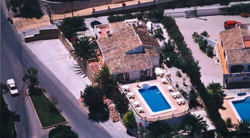 V1596 - Restaurant With Pool And Large..