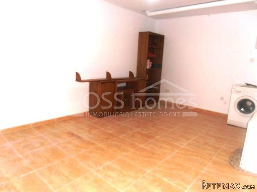 A bargain, well presented, 3 bed, 2 bath triplex 2 storey.. - 12
