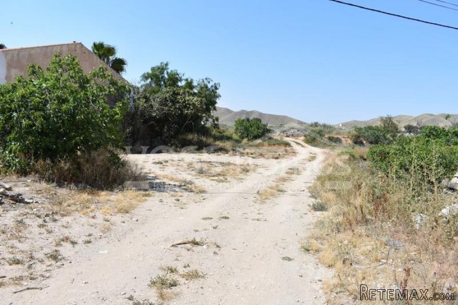 Great buisness option, a total of 2325m2 URBAN land located.. - 2