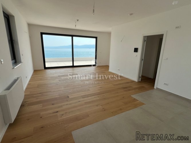 PEĆINE, stan 3S+DB s vrtom u novogradnji prvi red do mora.. - 2