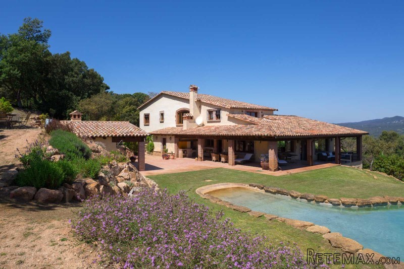 Impressive Country House for sale in..