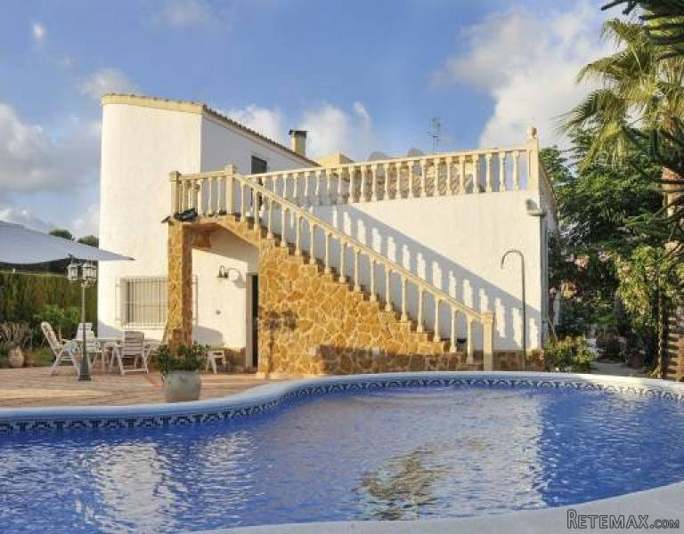 8 Bedroom 2 Bathroom Villa In La..