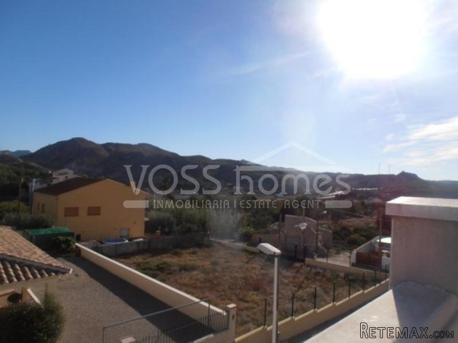 A bargain, well presented, 3 bed, 2 bath triplex 2 storey.. - 19