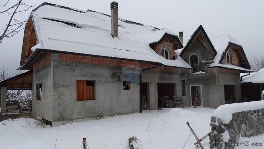 Nedovršena kuća sa 4 stana Mrkopalj