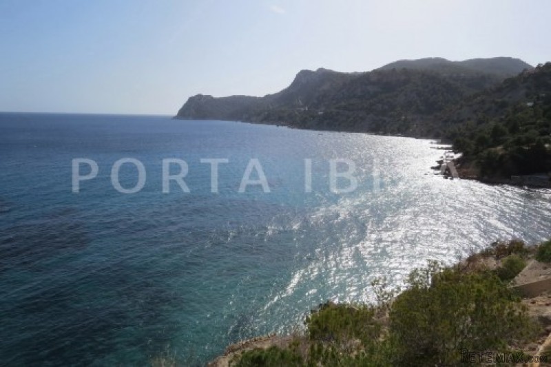 Fabulous modern first line villa in Es..
