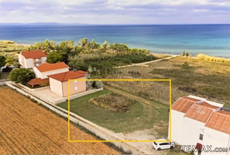 Atraktivno građevinsko zemljište 633m² svega 130m od mora! - 2