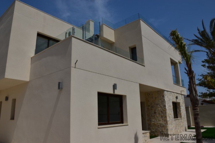 Exclusive and Direct &nbsp;5 Bed 5 Bath Detached Villa with..