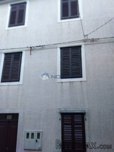 Novi Vinodolski, centar, 42m2, 1. kat, dvije garsonijere.