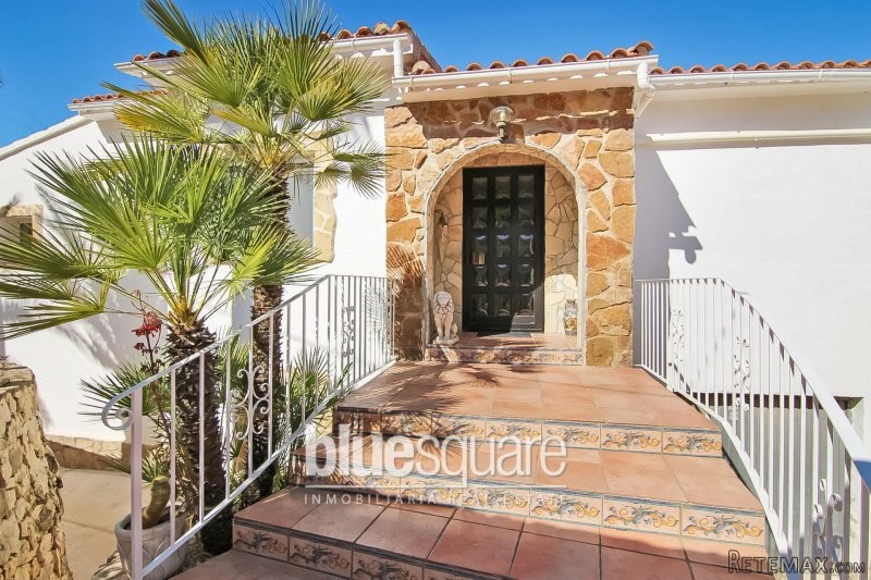 Modern 5 bedrooms villa with unique sea..