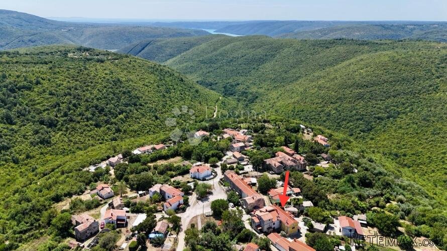 KUĆA U NIZU NA SELU, SA GARAŽOM I VRTOM