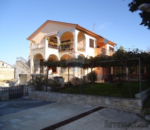 Istra,Pula, kuća sa 4 stana - 2