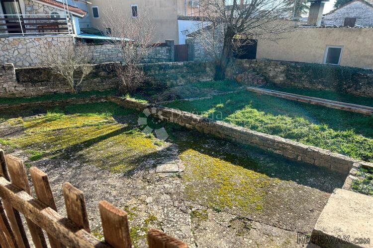 KANFANAR – kamena kuća s lijepom osunčanom okućnicom - 2