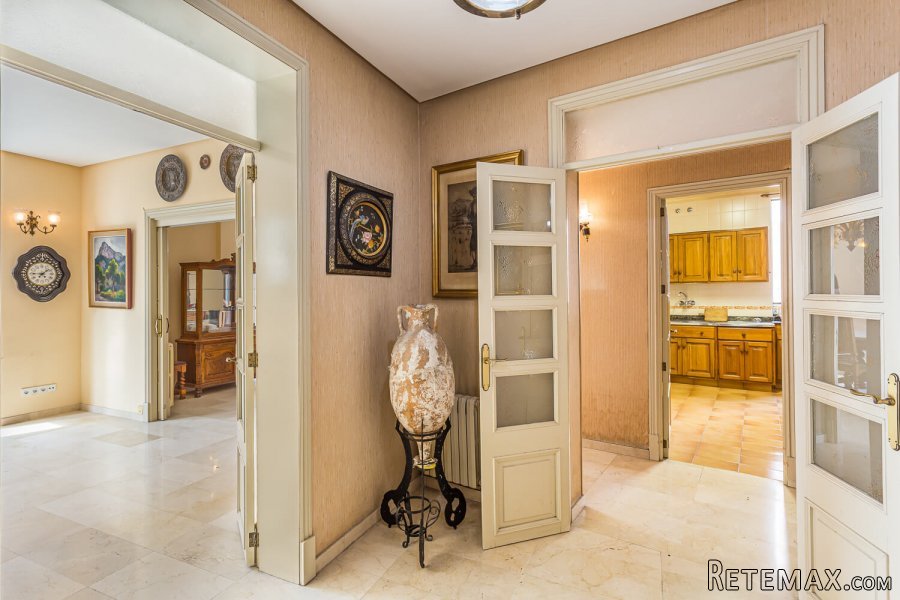 Magnificent apartment to renovate with project is located.. - 2