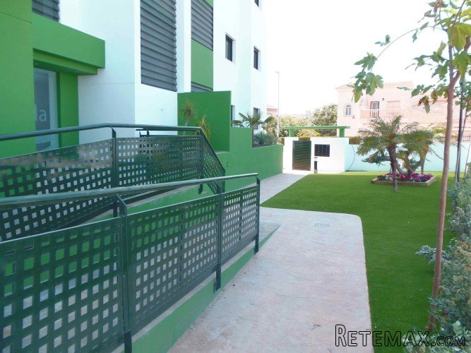 Los apartamentos se ubican en Mil Palmeras, en un complejo.. - 3