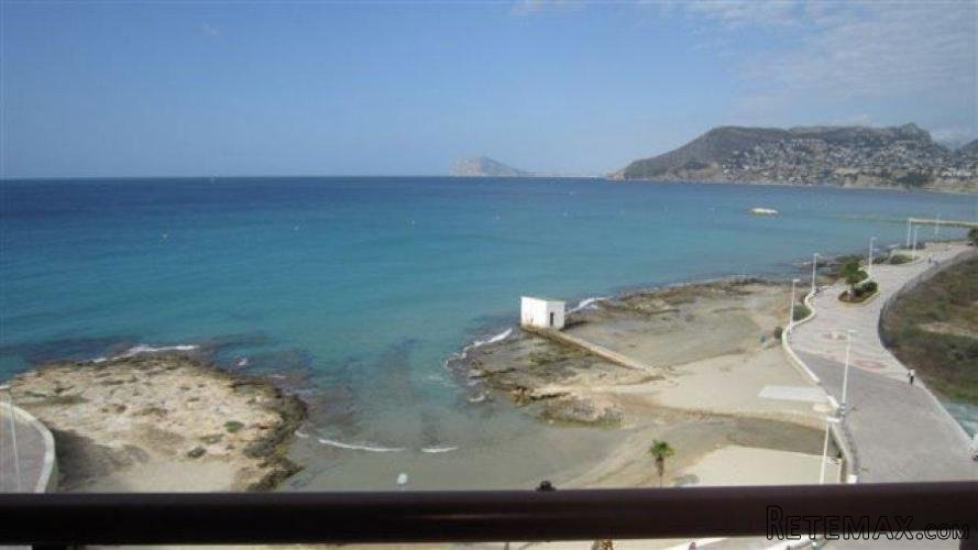 Edificio situado en primera linea de mar con una playita..